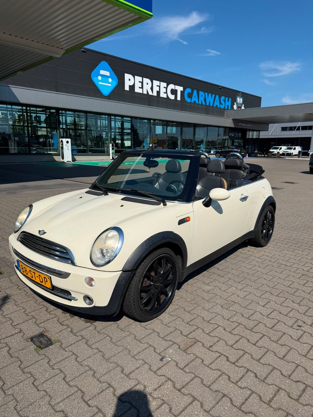 Mini 1.6 16V Cooper Cabrio 2006 Wit, Auto's, Voorwielaandrijving, 4 cilinders, Cabriolet, 4 stoelen
