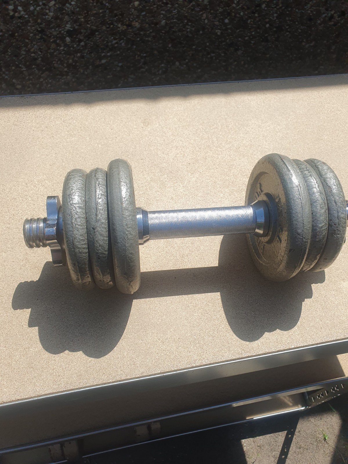 Halter met schijven in totaal  ongeveer 9 k.g., Sport en Fitness, Fitnessmaterialen, Ophalen, Gebruikt, Armen, Dumbbell