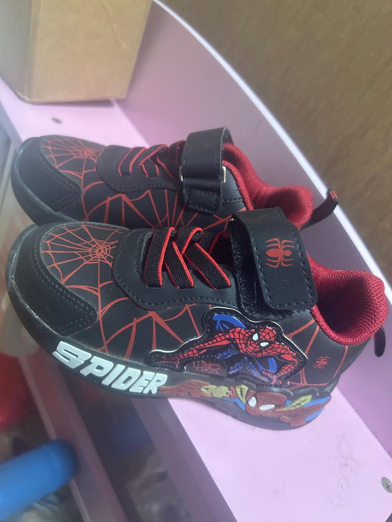 kinderschoenen Spiderman zwart/rood in mt 26, Kinderen en Baby's, Kinderkleding | Schoenen en Sokken, Ophalen, Schoenen, Nieuw