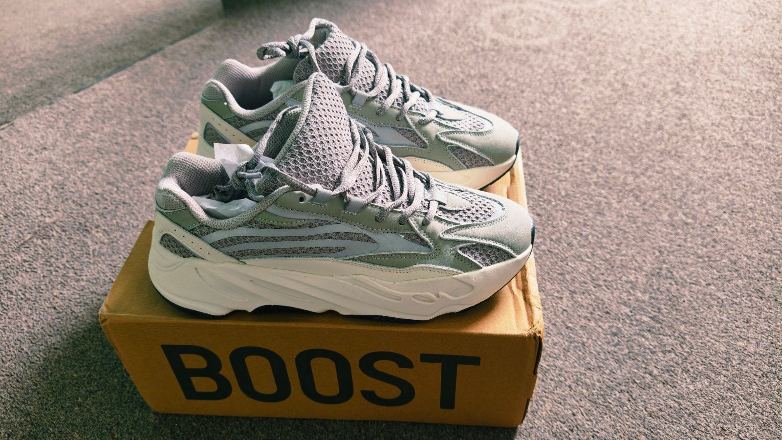 Yeezy Boost 700 V2, Ophalen of Verzenden, Nieuw, Overige kleuren