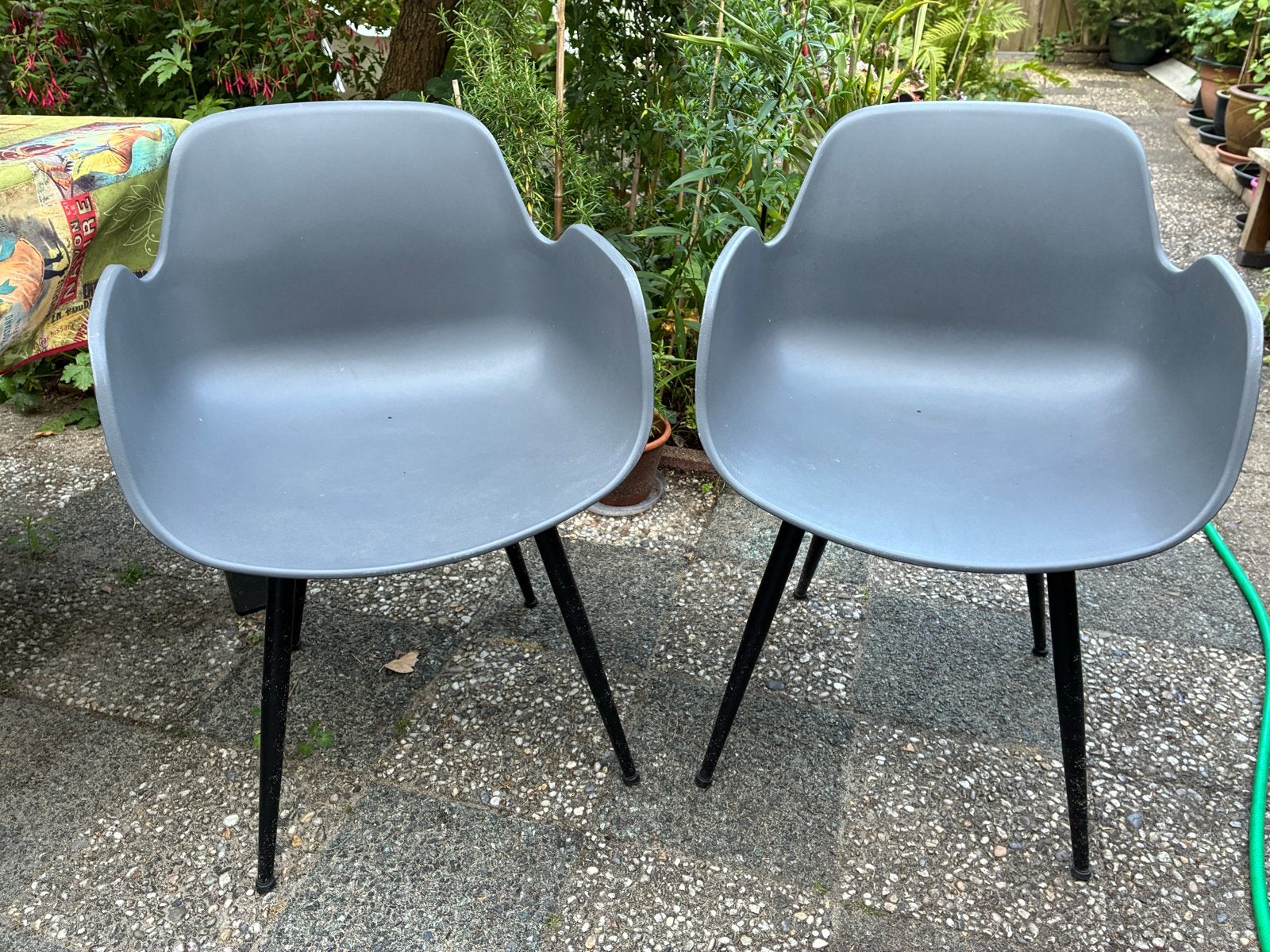 Comfortabele tuinstoelen met metalen poten (2 stuks), Ophalen, Kunststof, Gebruikt, Twee