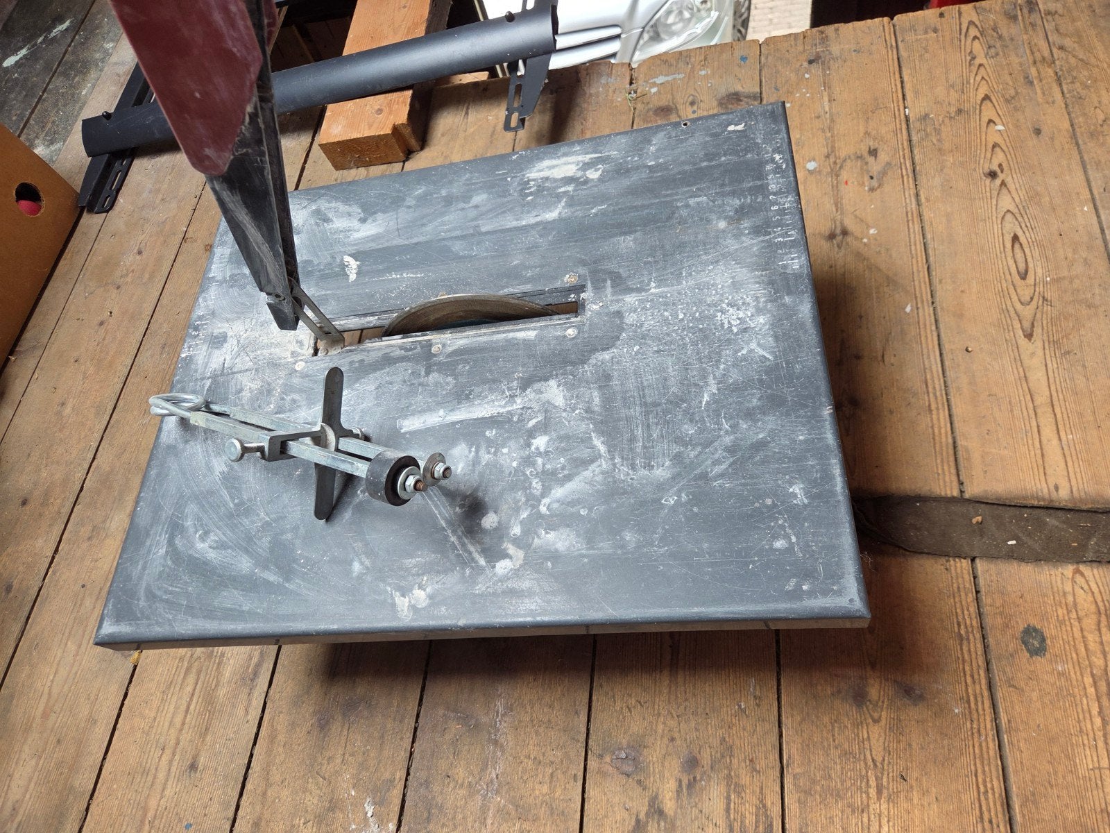Degelijke zaagtafel voor diverse zaagklussen, Ophalen, Gebruikt, 1200 watt of meer, 70 mm of meer