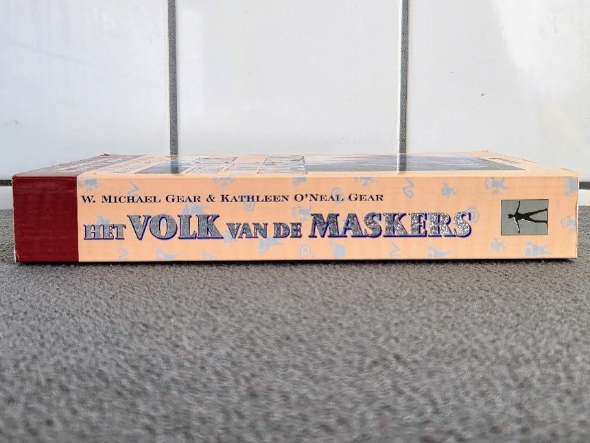 Het volk van de maskers - W. Michael Gear, Ophalen of Verzenden, Gelezen, W. Michael Gear