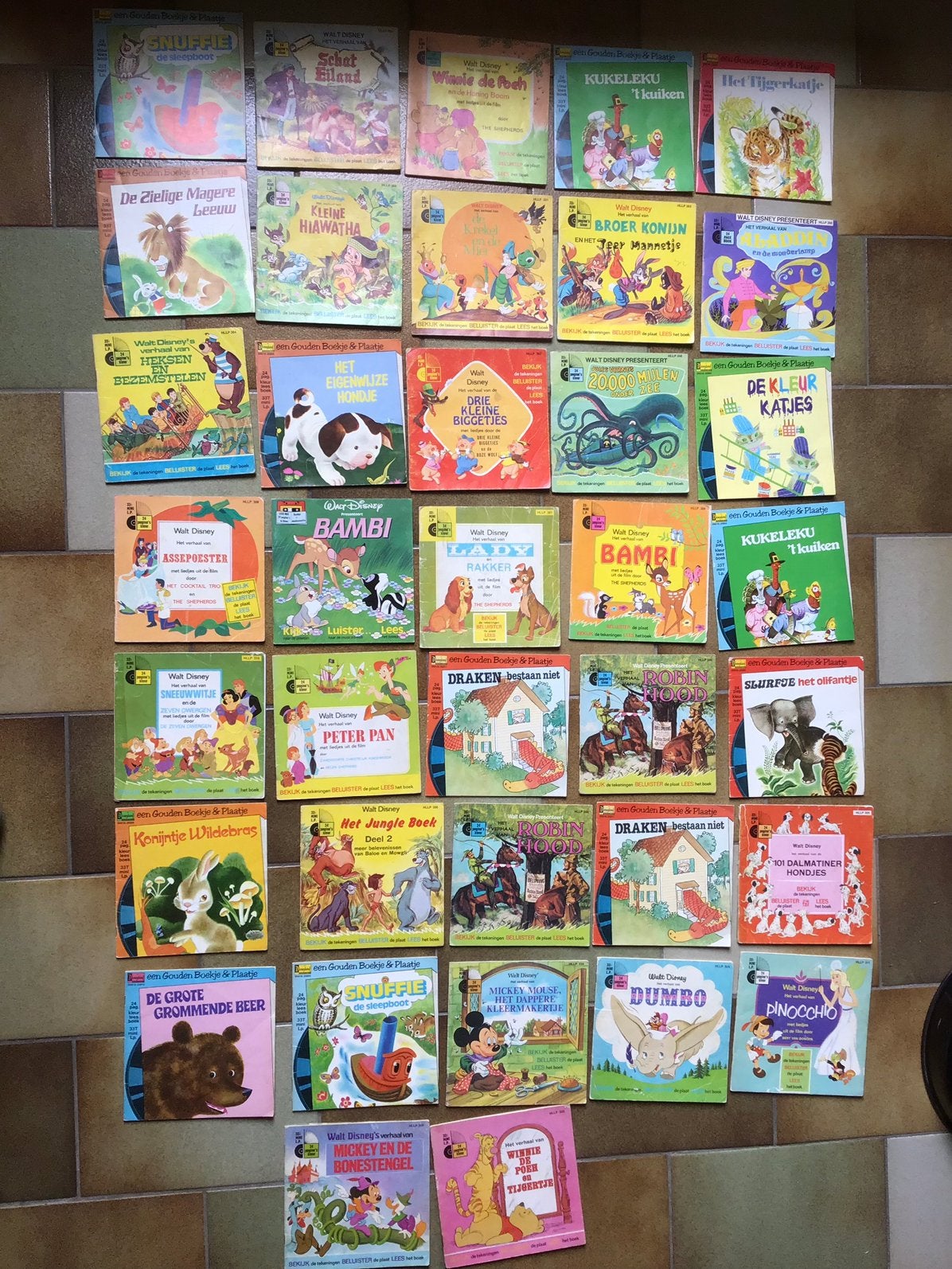 37 disneyboekjes helaas zonder vinyl.Retro, Cd's en Dvd's, Ophalen of Verzenden, Gebruikt, Verhaal of Sprookje