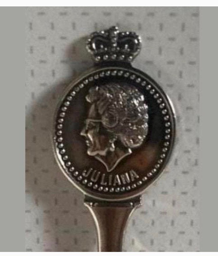 Lepeltje met kroontje en beeld van Koningin/prinses Juliana., Ophalen of Verzenden, Zo goed als nieuw, Nederland, Speld(je) of Lepel(tje)