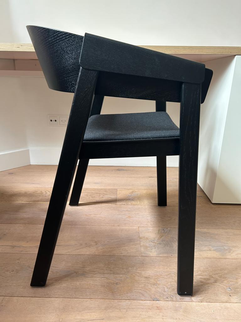 Muuto Zwarte houten stoel met stoffen zitting, Huis en Inrichting, Stoelen, Ophalen, Zwart, Scandinavisch, Zo goed als nieuw