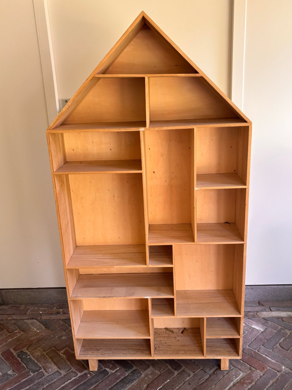 Unieke Xenos huisvormige kast - perfect voor decoratie, Ophalen, Met plank(en), Gebruikt, 100 tot 150 cm