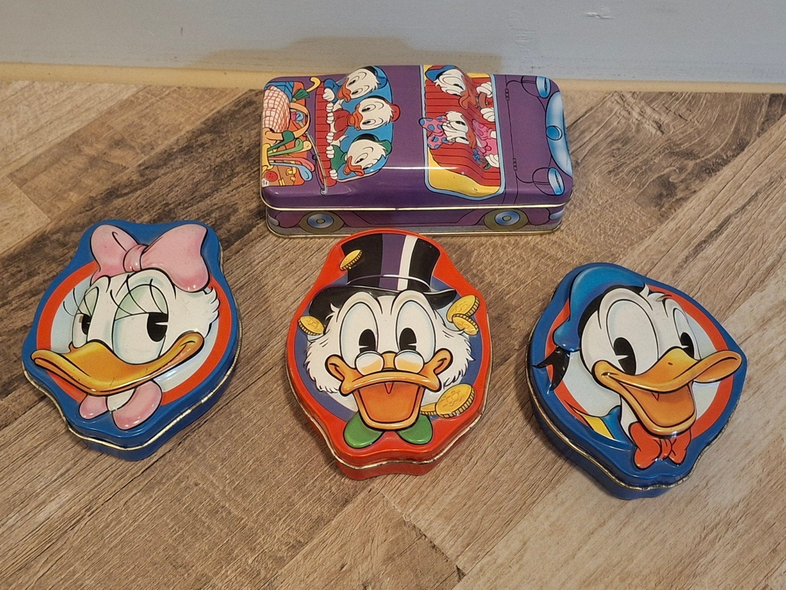 Disney blikken opbergdoosjes 4 stuks familie Duck, Verzamelen, Ophalen of Verzenden, Donald Duck, Gebruikt, Beeldje of Figuurtje