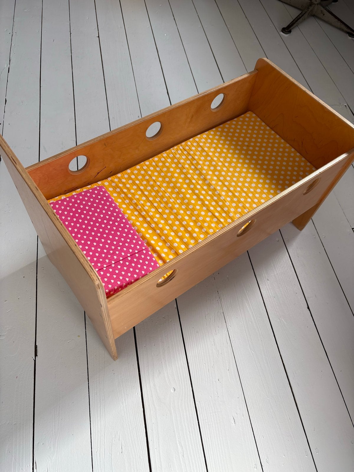 Houten poppenwiegje met matrasje en kussentje,ADO, Ophalen of Verzenden, Zo goed als nieuw, Overige typen