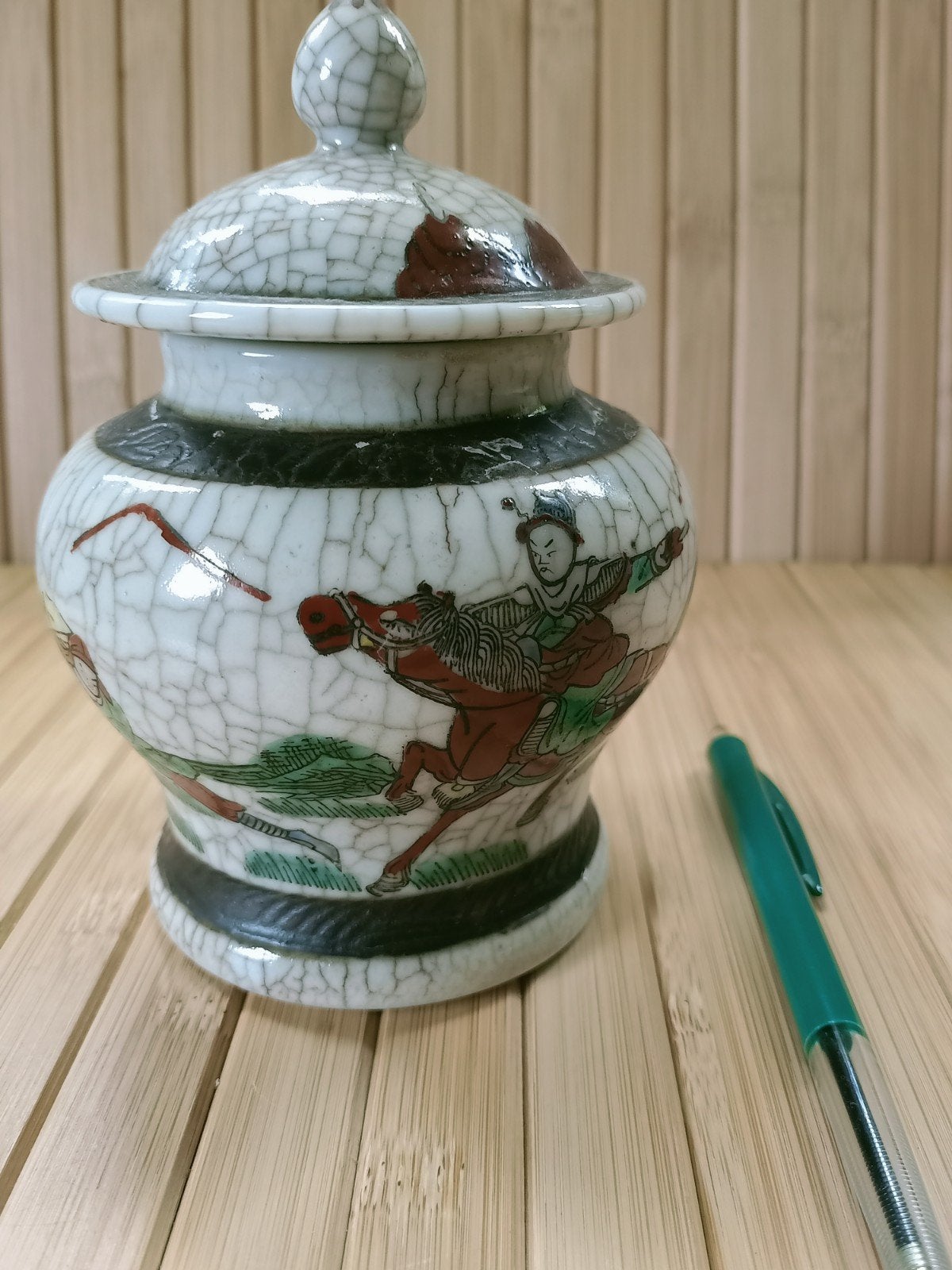 Antieke Chinese gemberpot met craquelé glazuur en figuren, Ophalen of Verzenden