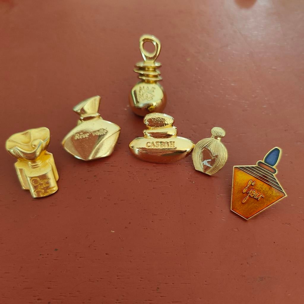 Nr33 Set van 6 Vintage Parfum Pins - Nina Ricci, Oscar de la, Sieraden, Tassen en Uiterlijk, Ophalen of Verzenden, Gebruikt