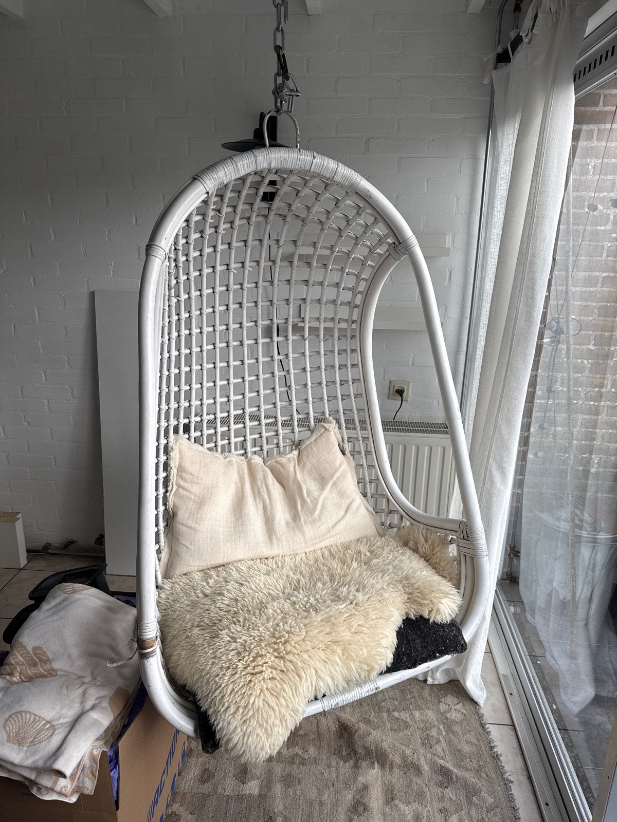 Witte hangstoel met groot kelim kussen en schapenvacht, Ophalen, Gebruikt, Wit, Riet of Rotan