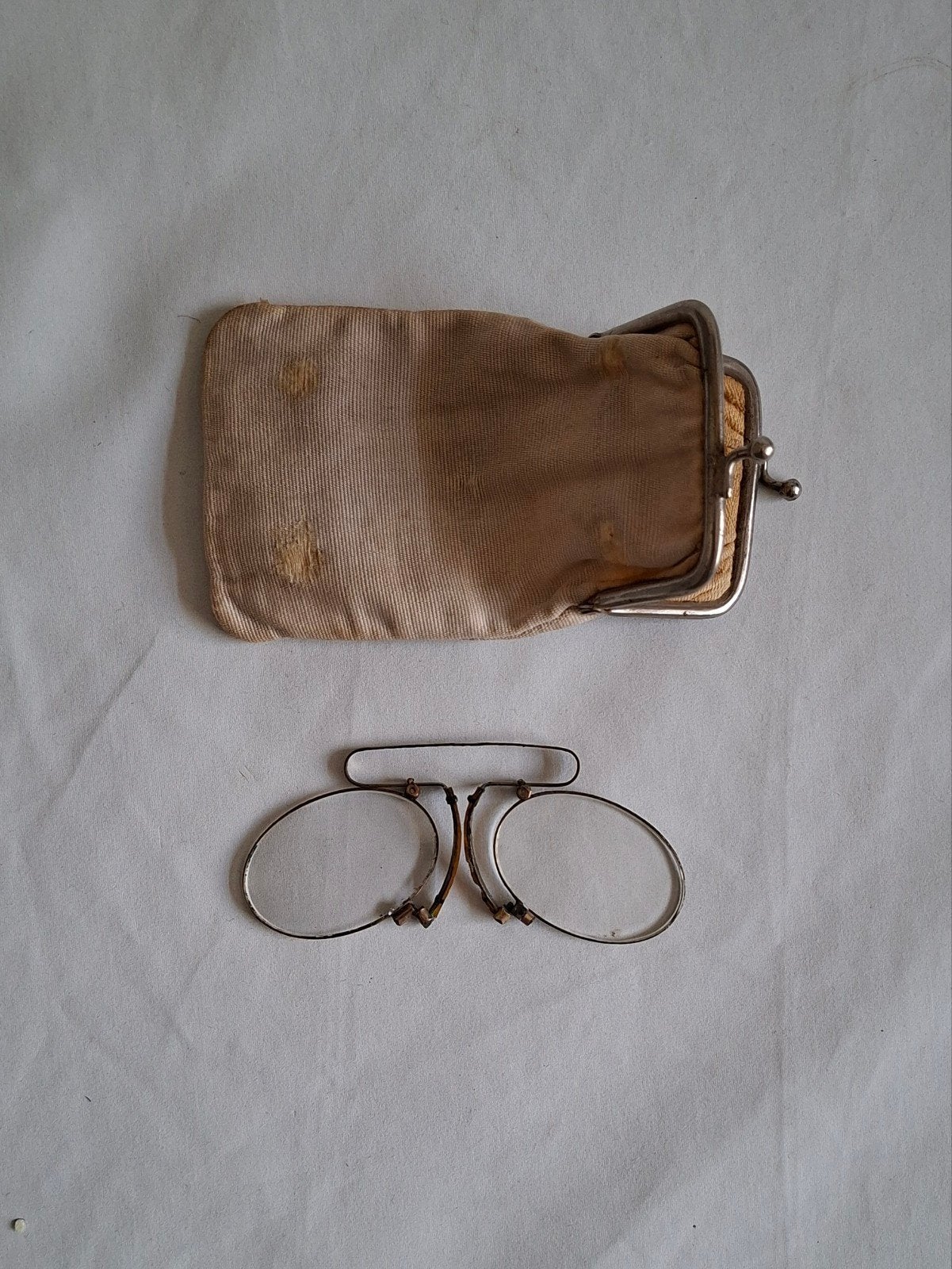 Brocante knijpbril met licht negatieve lenzen en tasje, Antiek en Kunst, Ophalen of Verzenden