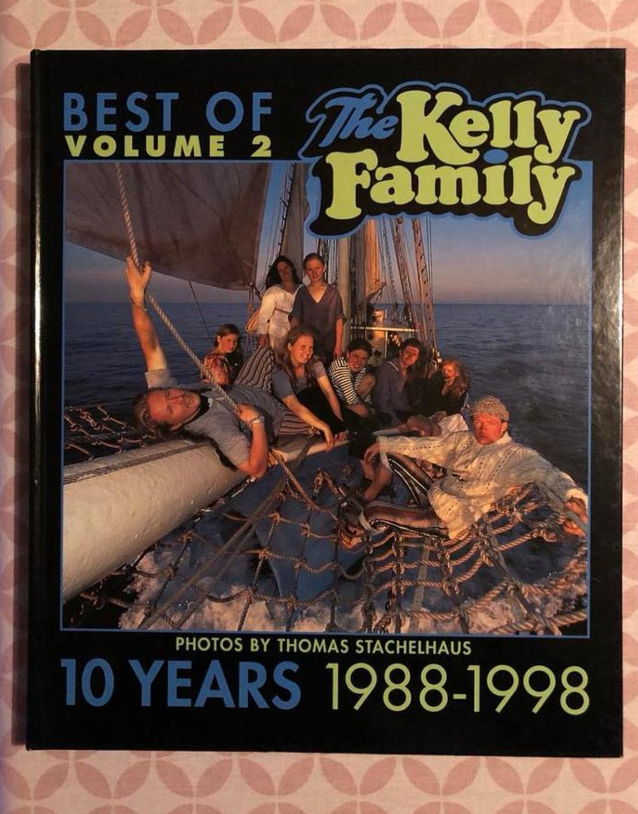 Boek the Kelly Family 10 jaar deel 2., Ophalen of Verzenden, Zo goed als nieuw, Boek, Tijdschrift of Artikel