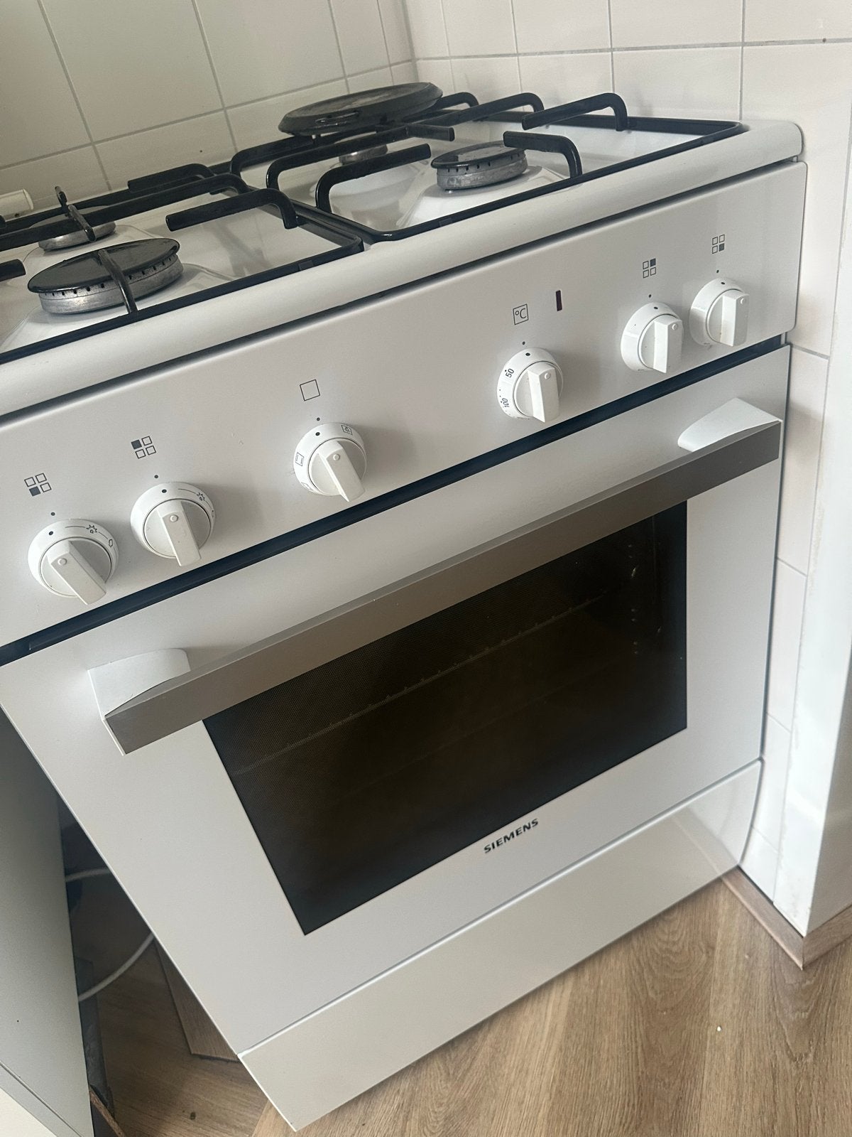 Siemens Vrijstaand Gasfornuis met Oven - Wit, Witgoed en Apparatuur, Gebruikt, 60 cm of meer, Gas, Vrijstaand