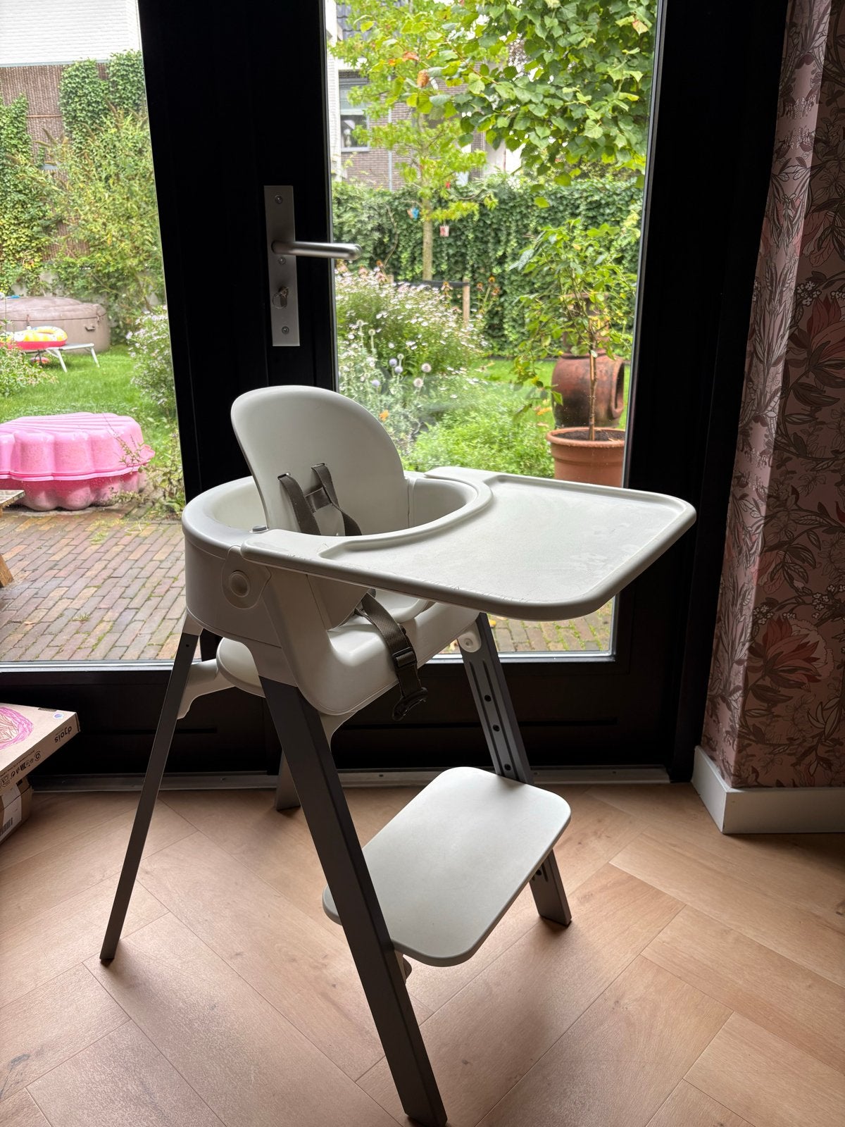 Stokke Steps meegroeistoel met eetblad en gordel, Ophalen, Gebruikt, Meegroeistoel, Afneembaar eetblad