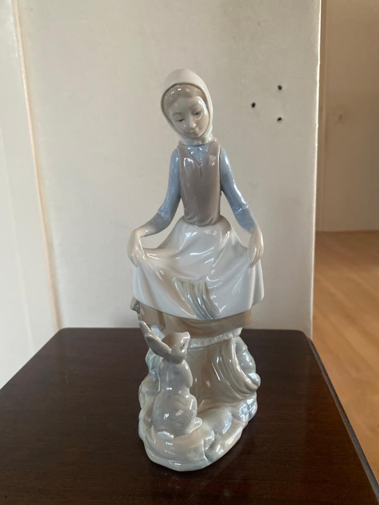 Lladro beeldje meisje met konijn - Zo goed als nieuw, Verzamelen, Beelden en Beeldjes, Ophalen of Verzenden, Zo goed als nieuw