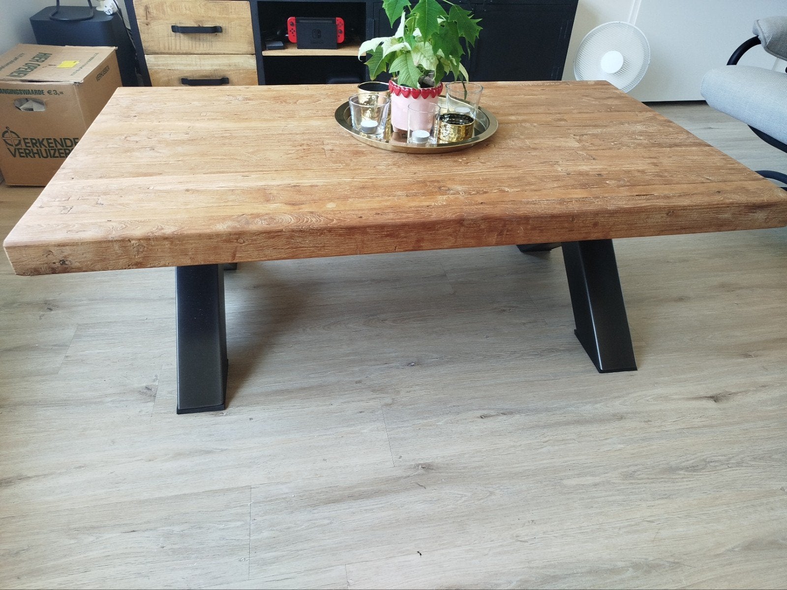 Robuuste mangohouten salontafel met metalen onderstel, Ophalen, Mango, 100 tot 150 cm, 50 tot 100 cm