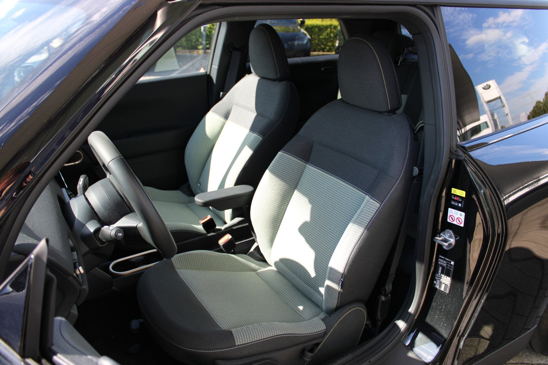 MINI Hatchback Cooper E / Head-Up / LED / Stoelverwarming /, Auto's, Dealer onderhouden, Zwart, Met garantie (alle), 4 stoelen
