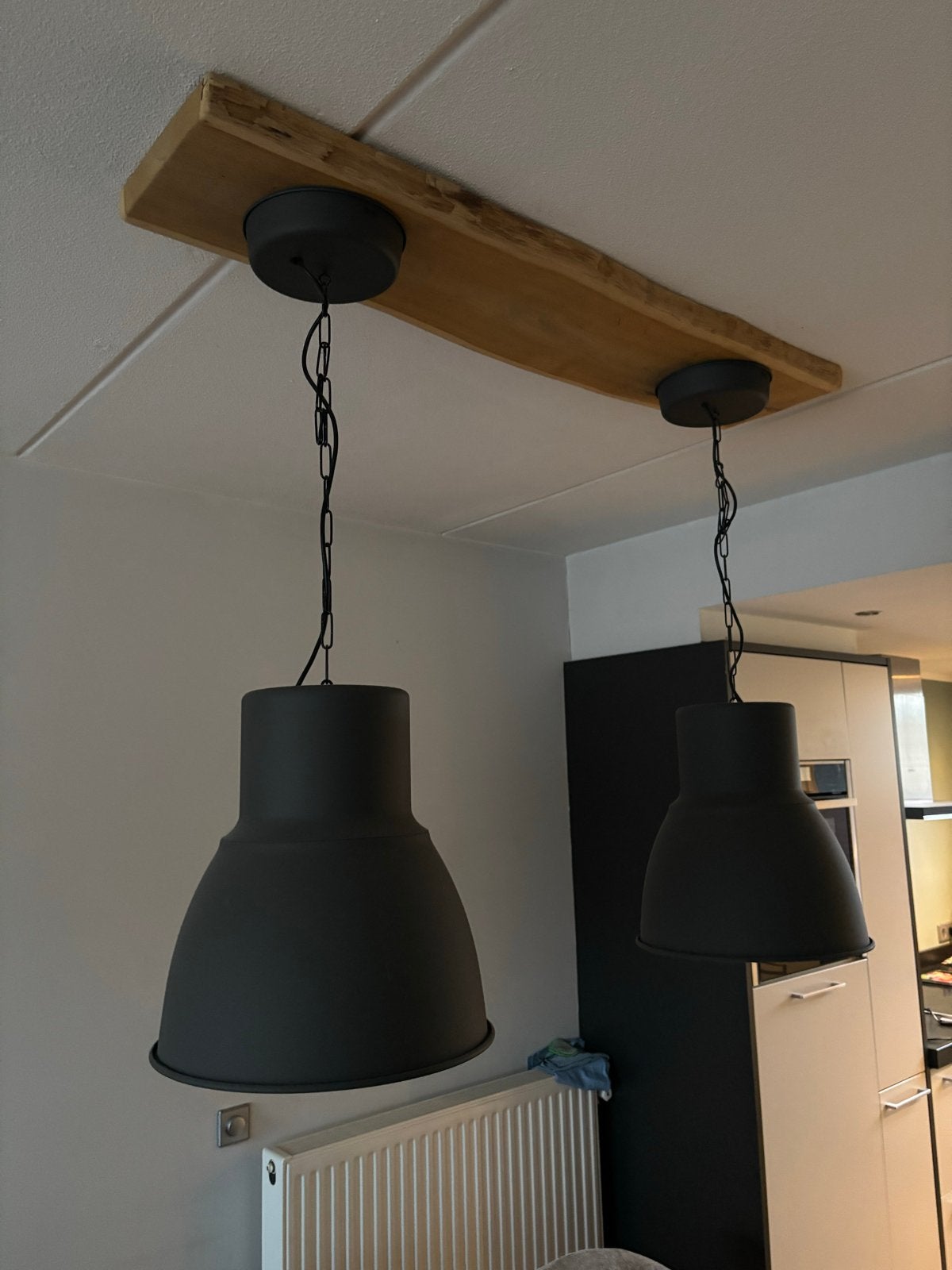 Industriële hanglampen op eiken houten balk., Ophalen, Gebruikt, Hout, E27 (groot)