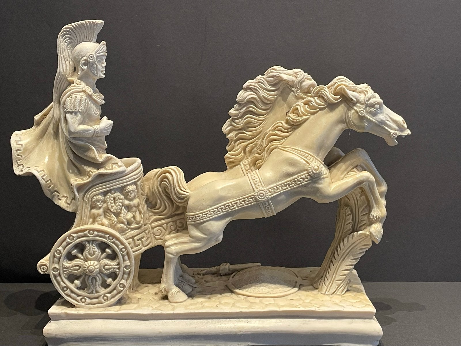 Albasten composiet beeld: Romeinse strijdwagen met paarden, Ophalen of Verzenden, 20 - 50 cm, Scène, Beeld