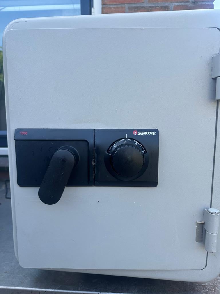 Zware Sentry 1330 Wapen Kluis Brandkast  Met code 65 kg, Ophalen of Verzenden, Zo goed als nieuw, Brandkast