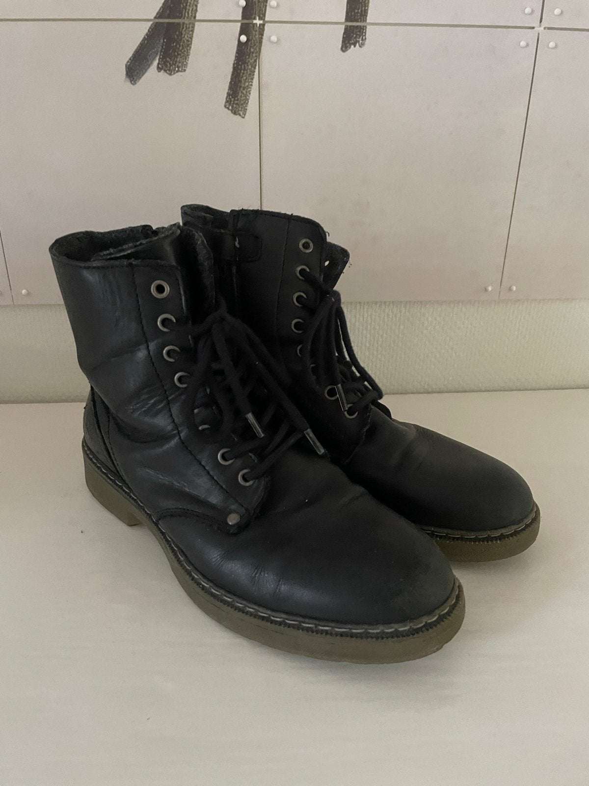 Gevoerde zwarte laarzen voor meisjes, maat 38 en 39, Kleding | Dames, Ophalen of Verzenden, Gedragen, Zwart, Lage of Enkellaarzen