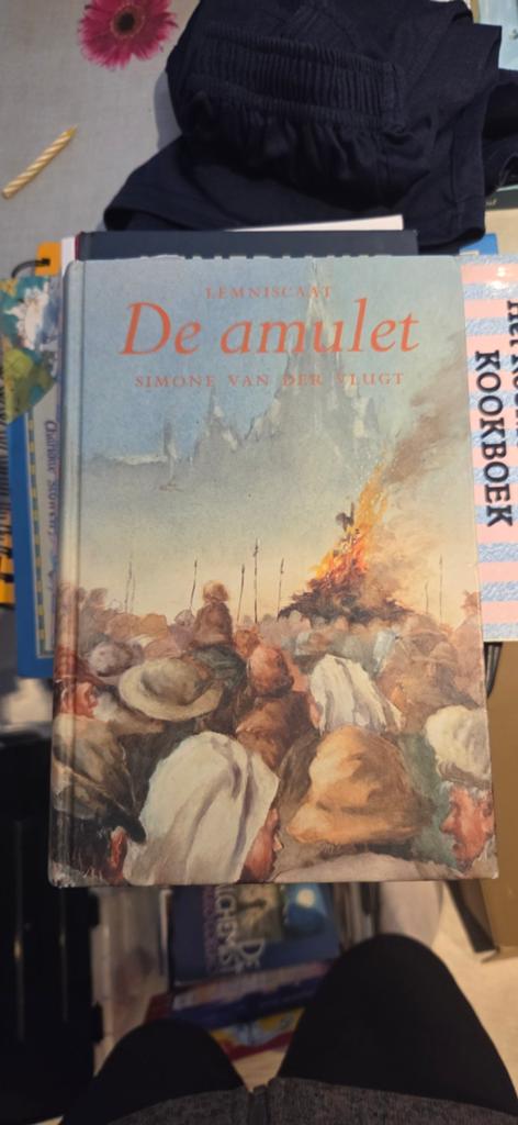 Simone van der Vlugt - De amulet, Boeken, Ophalen of Verzenden, Zo goed als nieuw, Simone van der Vlugt