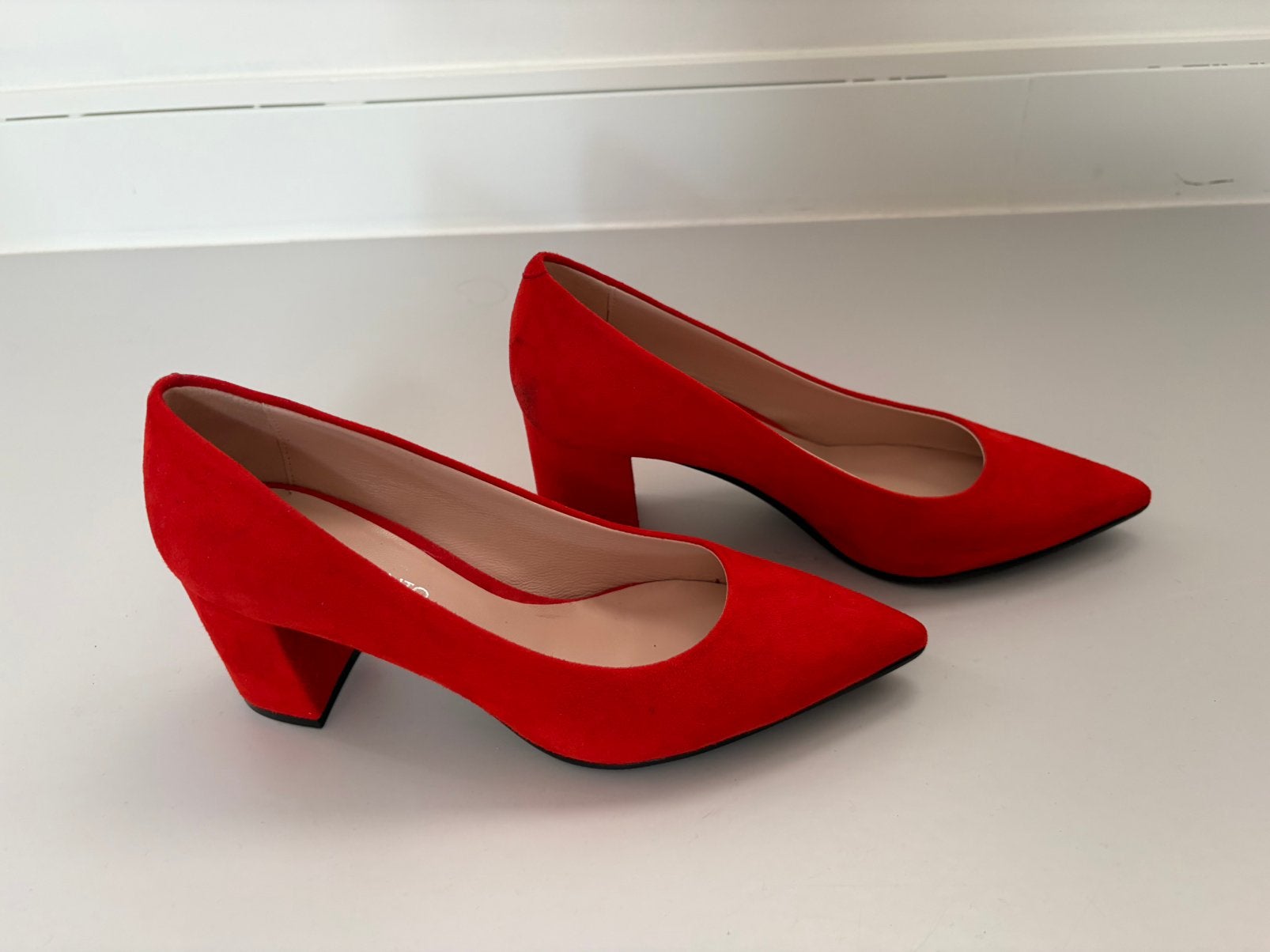 Rode pumps nubbick maat 37 Robbe Manto, Ophalen of Verzenden, Zo goed als nieuw, Rood