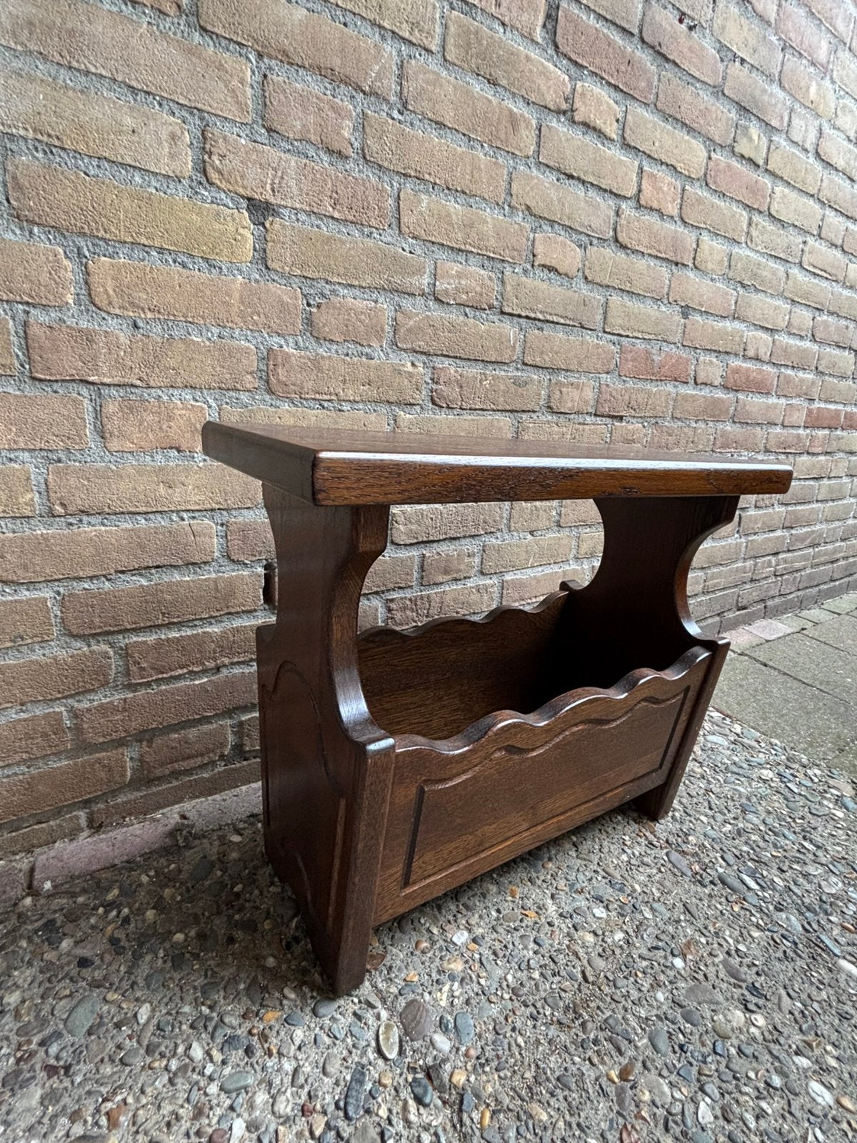 Eiken bijzettafel met kranten/tijschriften, Huis en Inrichting, Woonaccessoires | Krantenbakken en Lectuurbakken, Ophalen, Zo goed als nieuw