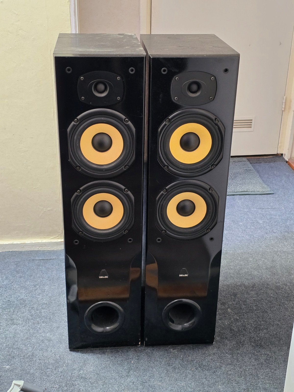 Driade D53/B zuilspeakers – klinken erg goed – 6 ohm, Gebruikt, 120 watt of meer, Front, Rear of Stereo speakers, Ophalen