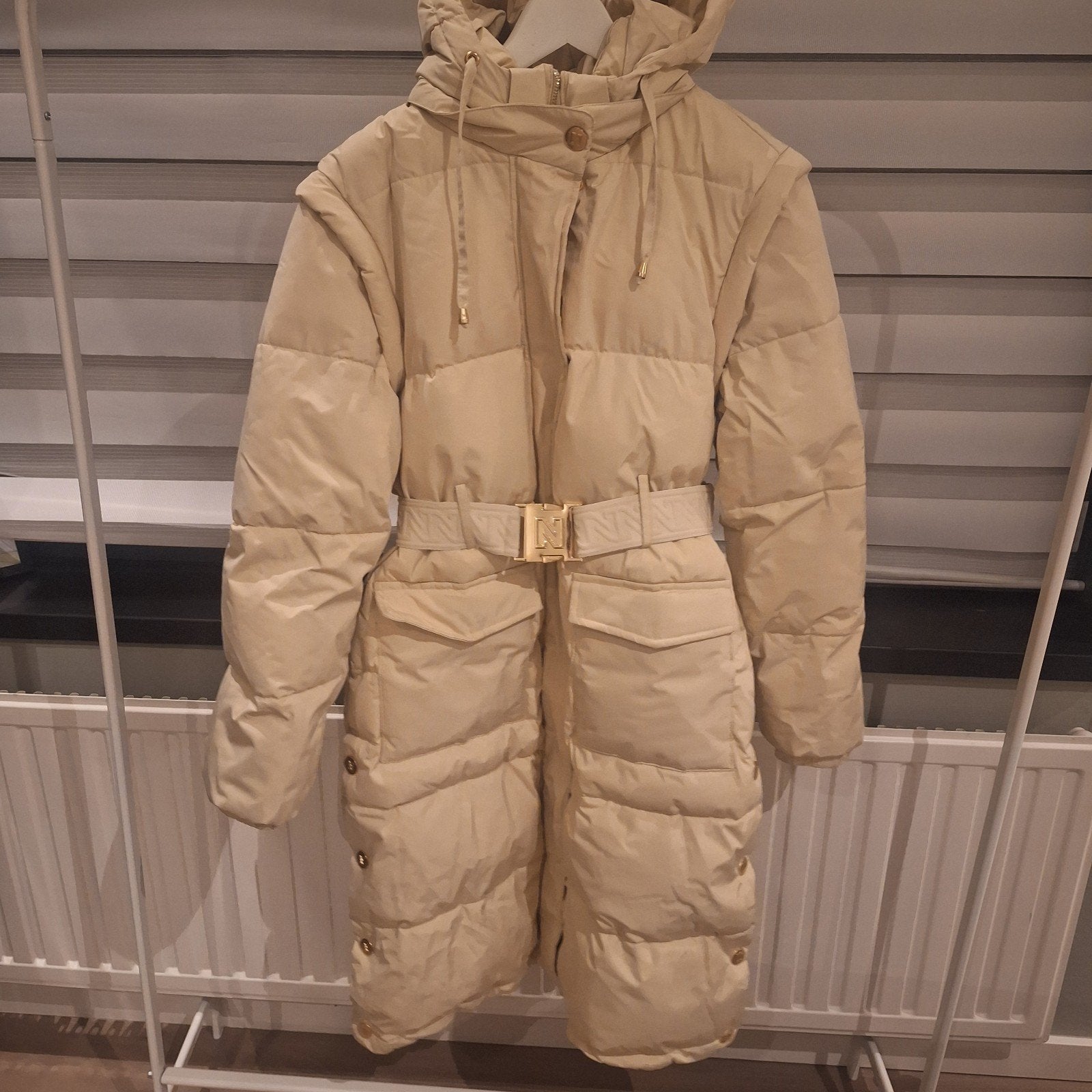 Nikkie Erda Long Puffer Jas, Beige, Ophalen of Verzenden, Zo goed als nieuw, Nikkie