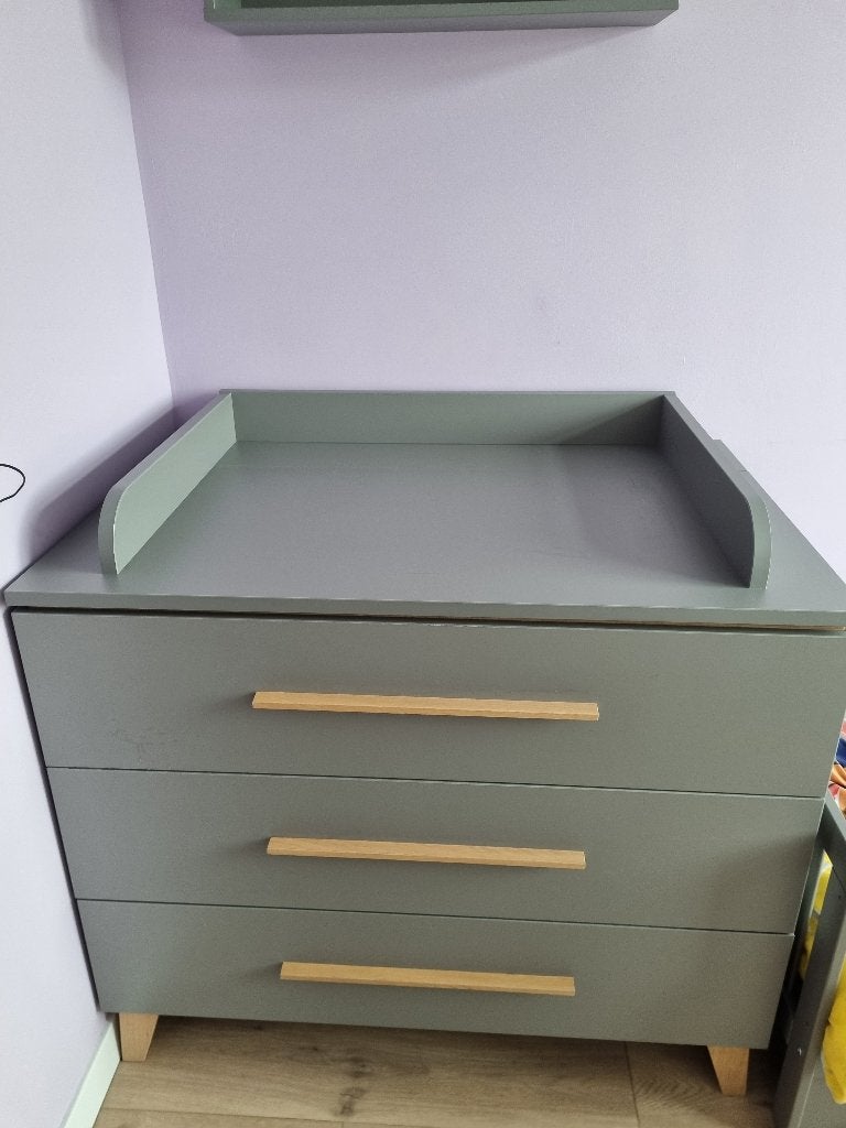 Babykamer grijs: Kast, commode, ledikant en wandkastje, Ophalen, Gebruikt, Jongetje of Meisje