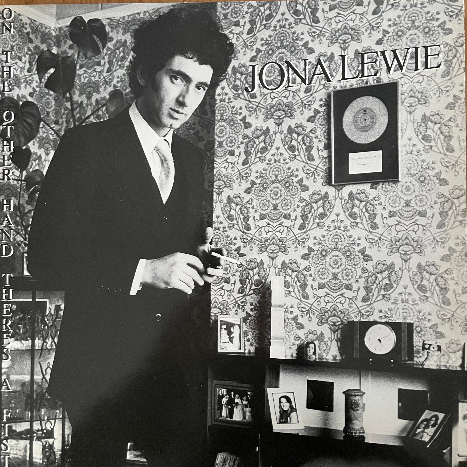 Jona Lewie - (Oranje vinyl) On the other hand there’s a fist, Ophalen of Verzenden, Zo goed als nieuw, 12 inch, Poprock