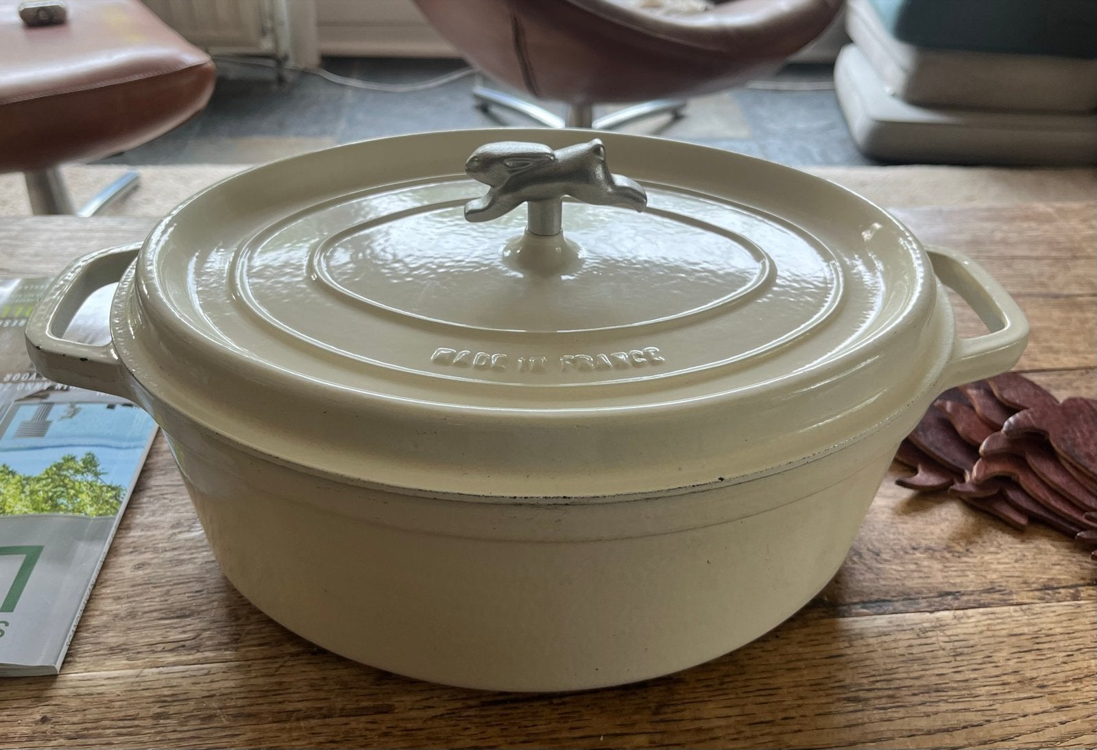 Staub Gietijzeren Braadpan Ovenschaal 33 cm Ovaal Wit Konijn, Ophalen of Verzenden, Zo goed als nieuw, Gietijzer
