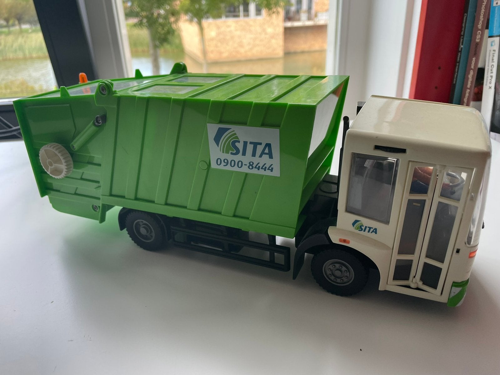 Leuke vuilniswagen van sita, Ophalen, Zo goed als nieuw