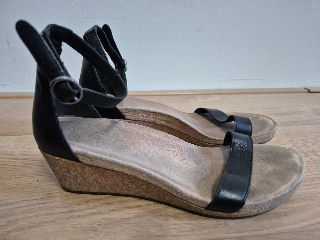 Sch67 - Zwarte leren Ugg sandalen maat 40 (1), Kleding | Dames, Schoenen, Ophalen of Verzenden, Zo goed als nieuw, Zwart, Sandalen of Muiltjes