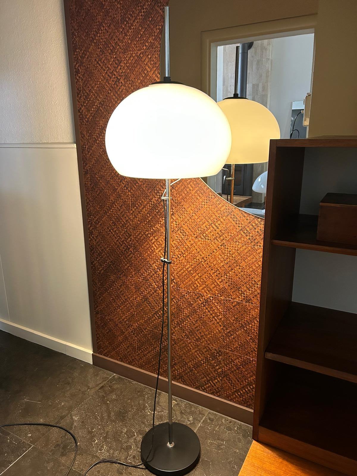 MID CENTURY SPACE AGE MUSHROOM  LAMP WITH WHITE PLEXIGLASS, Ophalen of Verzenden