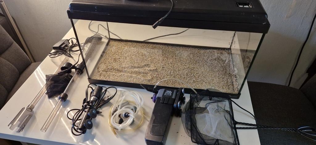 Nog vrij nieuw aquarium kompleet 60 x 30 met lichtkap, Dieren en Toebehoren, Vissen | Aquaria en Toebehoren, Ophalen, Zo goed als nieuw