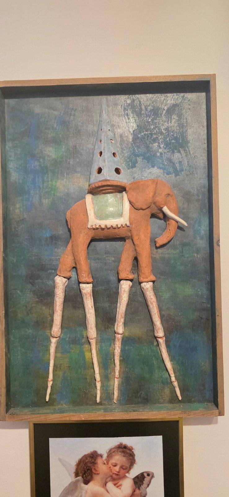 Uniek surrealistisch olifantenbeeld op paneel, Antiek en Kunst, Ophalen, 20 - 50 cm, Steen of Keramiek, Beeld