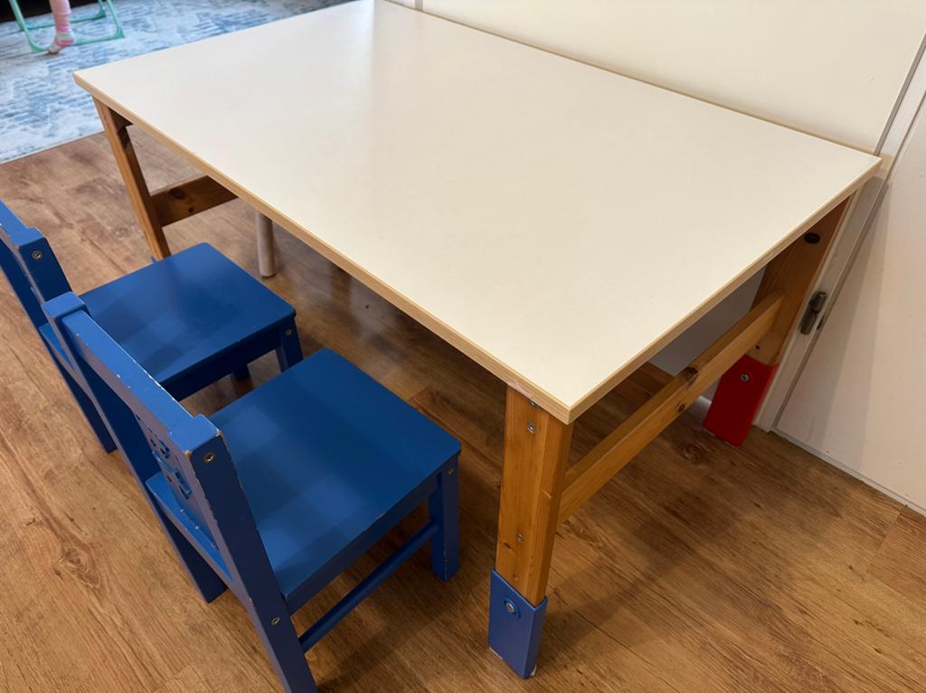 İKEA SANSAD kindertafel met 2 stoelen 100x60, Kinderen en Baby's, Kinderkamer | Tafels en Stoelen, Ophalen, Gebruikt, Tafel(s) en Stoel(en)