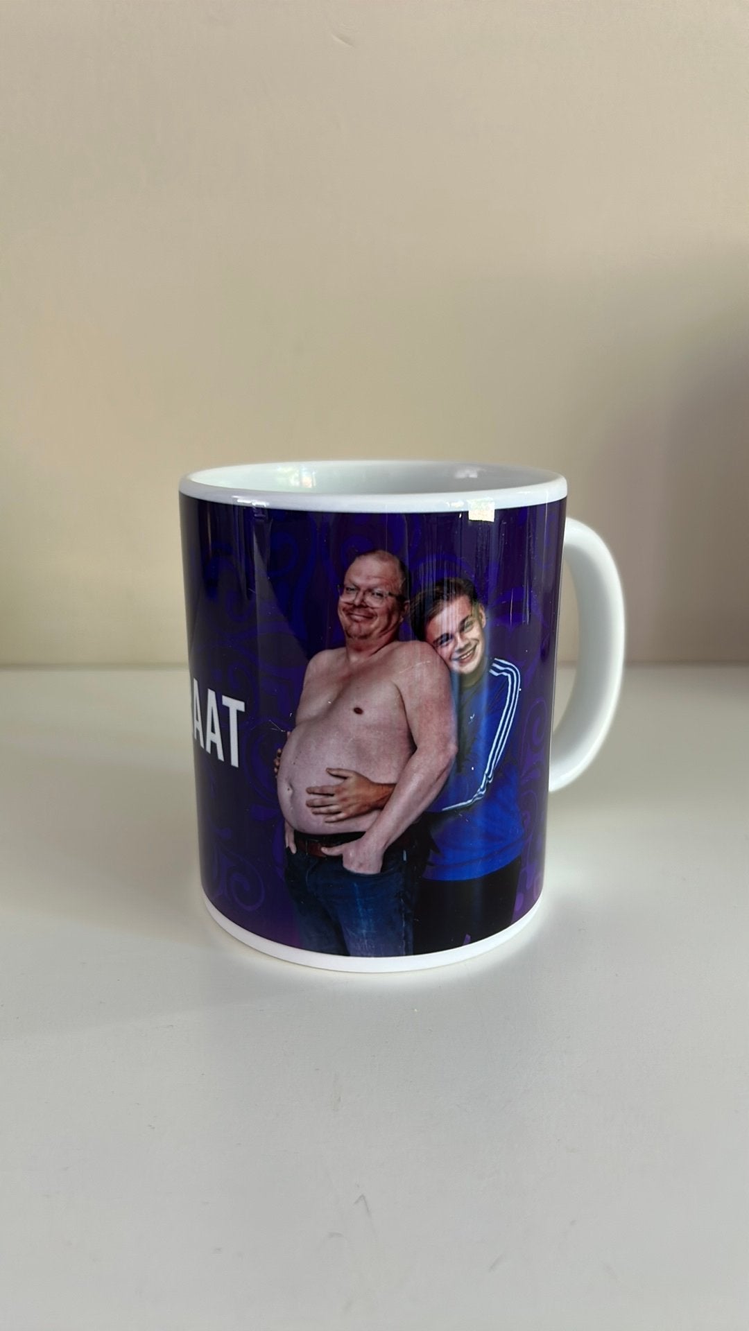 Mok roddelpraat Jan Roos en Dennis Schouten, Ophalen of Verzenden, Zo goed als nieuw