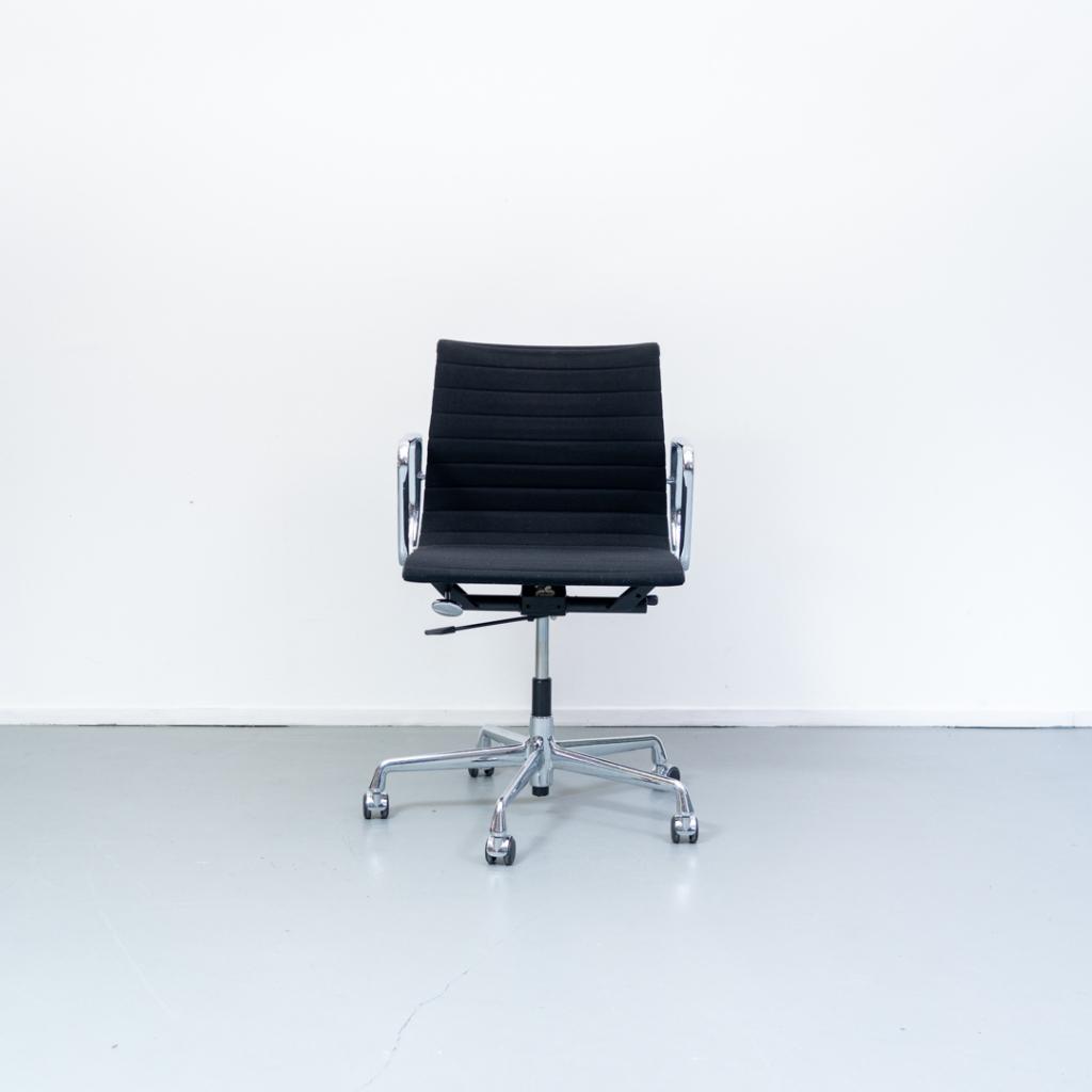 4x Vitra Eames EA 117 Bureaustoel Zwart Hopsak - Gepolijst, Huis en Inrichting, Bureaustoelen, Niet ingevuld, Zwart, Niet ingevuld