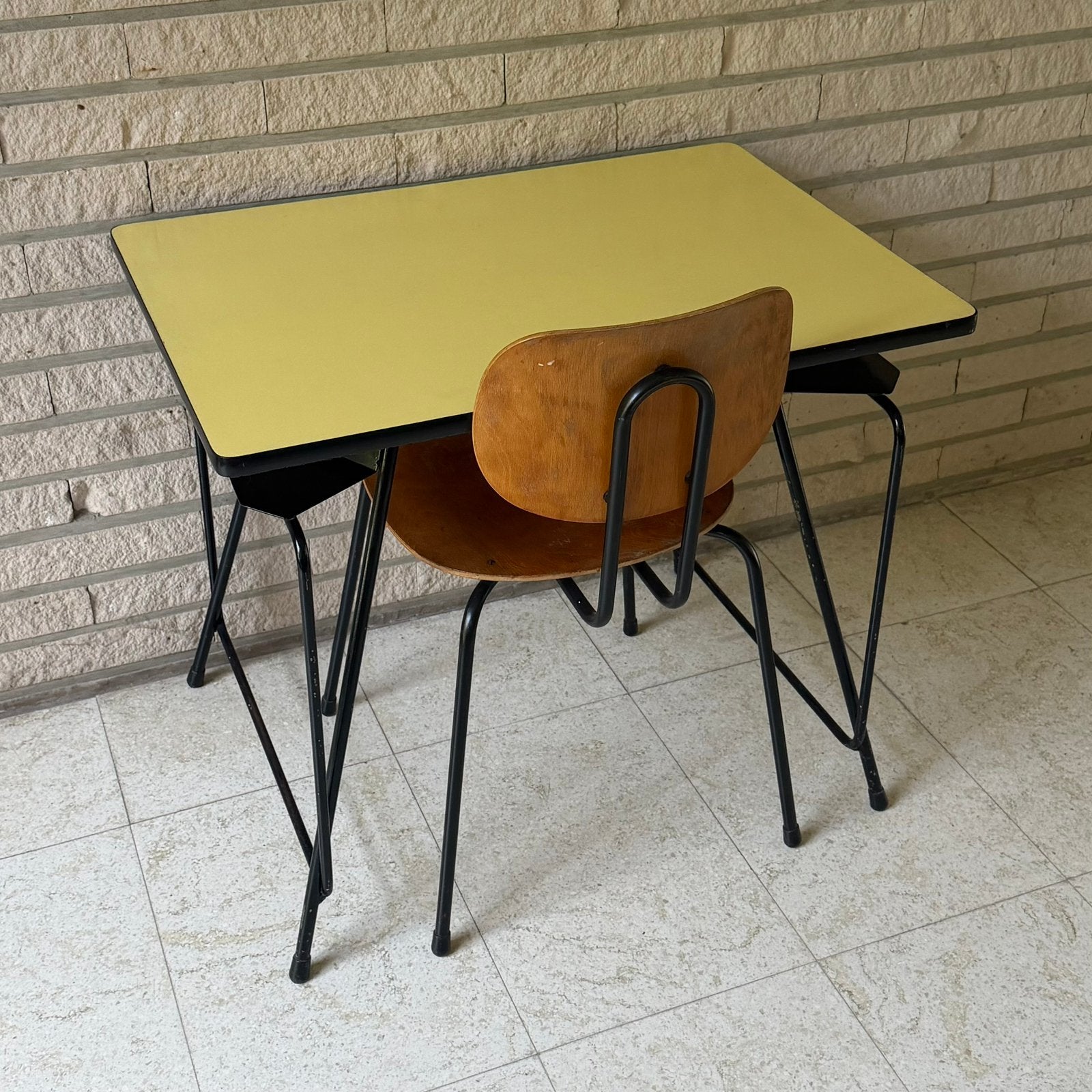 Willy Van Der Meeren bureau/schrijftafel (voor Tubax), Ophalen, Gebruikt, Geel, Schoolbureau