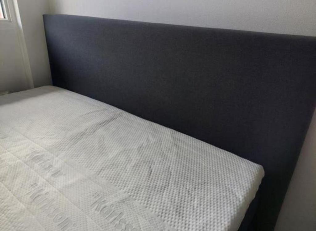 Zeer mooie boxspring van Karlsson te koop, Tweepersoons, Grijs, Ophalen of Verzenden, Zo goed als nieuw