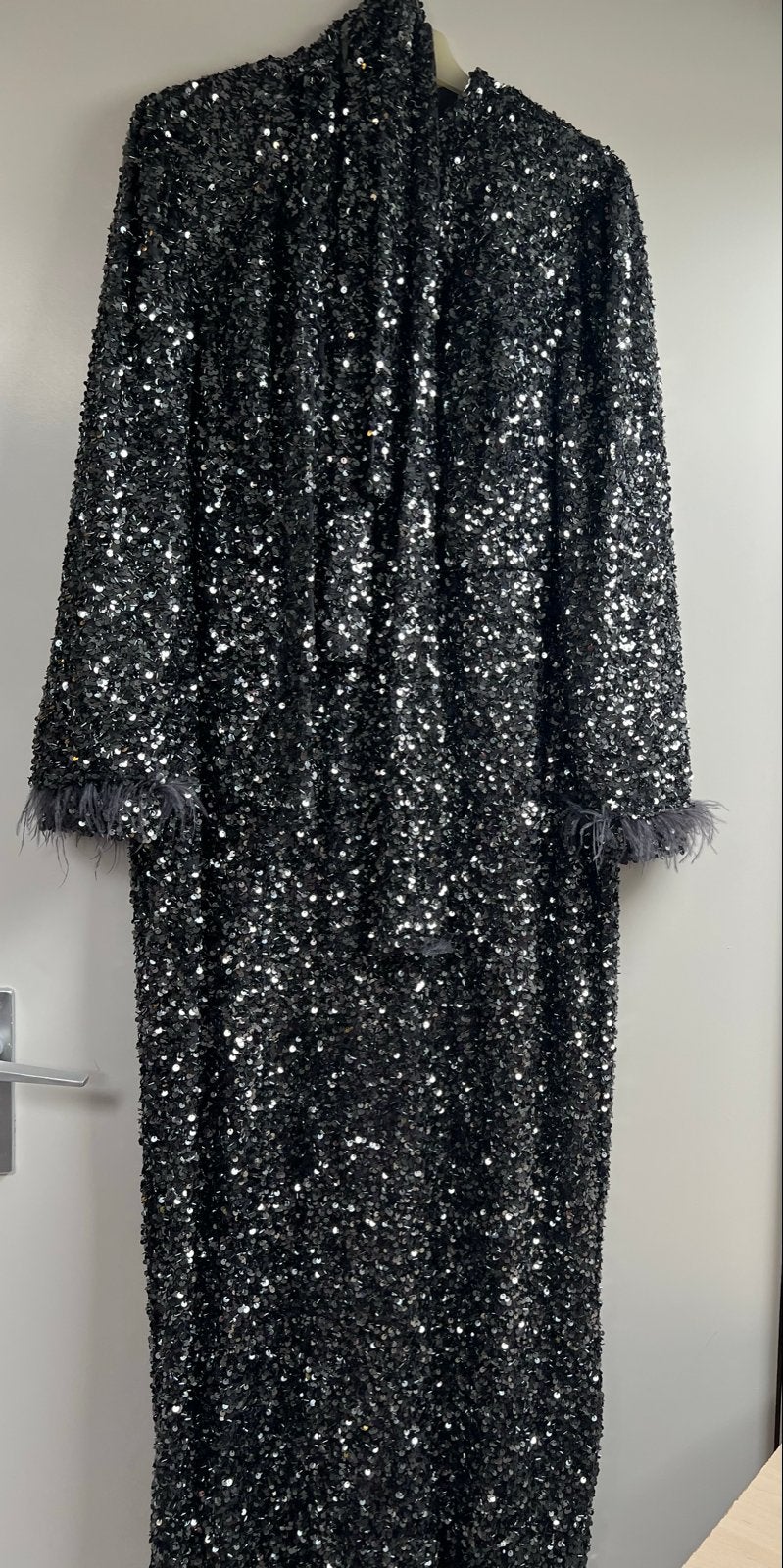 Donkergrijze Feestjurk met Pailletten en Veren, Galajurk, Maat 46/48 (XL) of groter, Nieuw, Ophalen of Verzenden