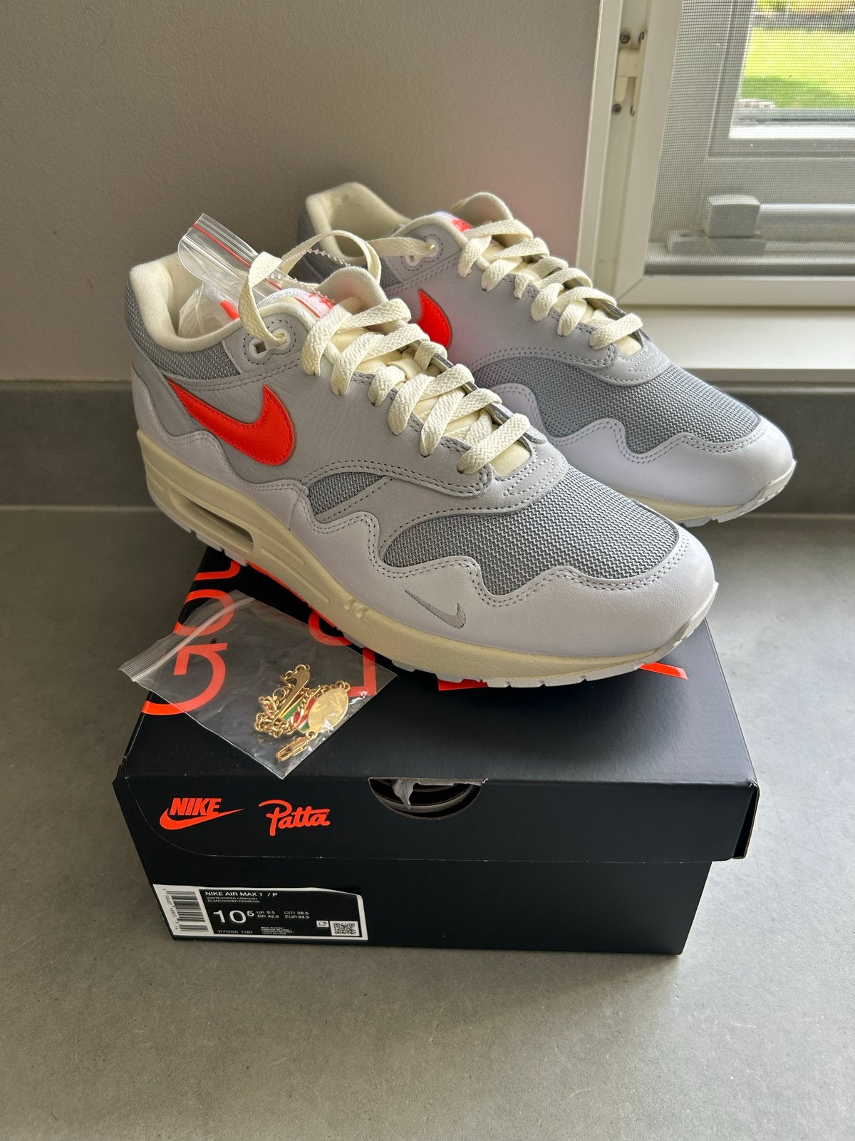 Nike Air Max 1 Patta 'Waves' white hyper crimson, Ophalen of Verzenden, Nieuw, Overige kleuren, Sneakers of Gympen