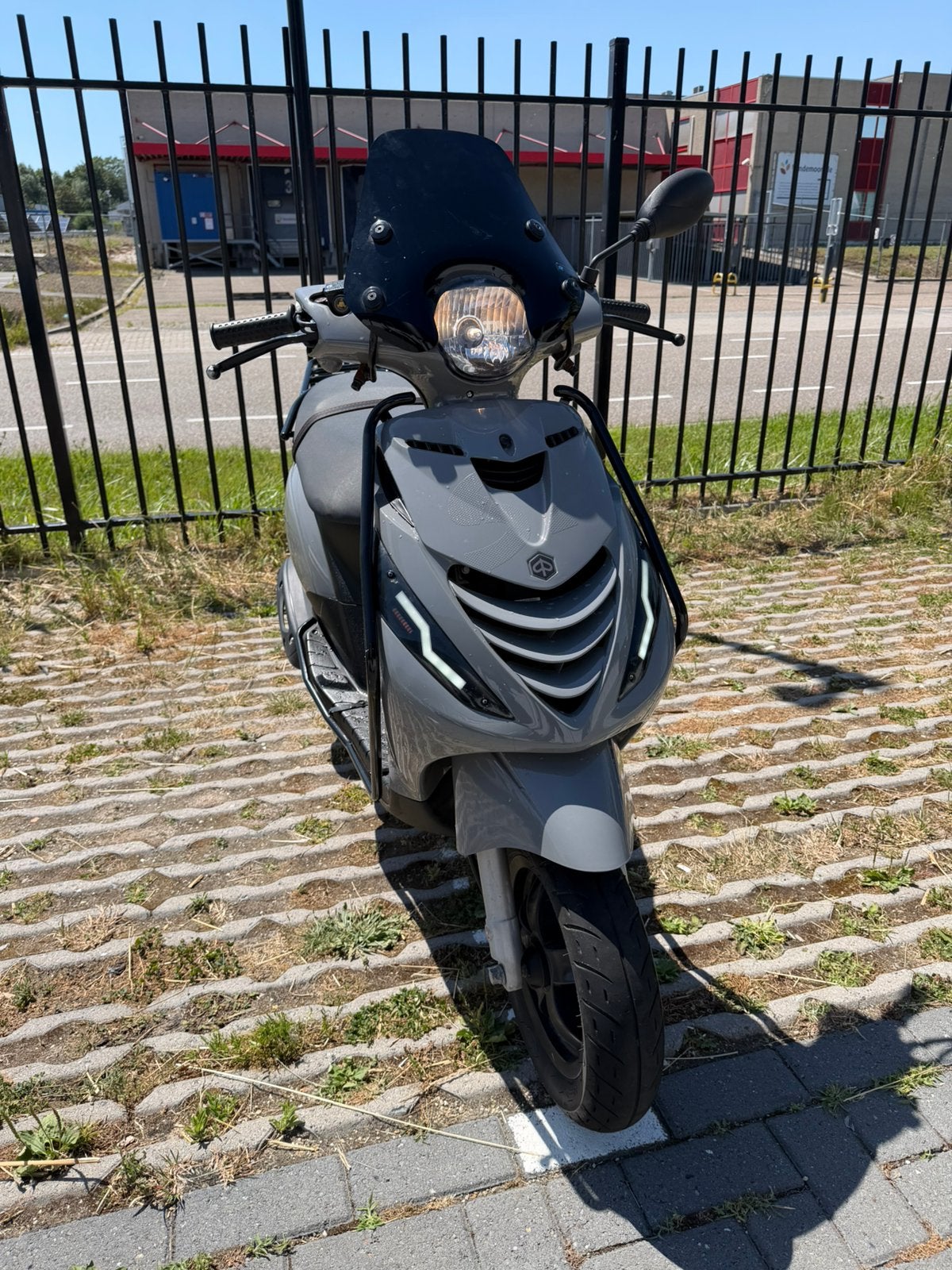 Piaggio zip 50cc e5 2024 brom nieuwstaat garantie fulloption, Fietsen en Brommers, Scooters | SYM, Zo goed als nieuw, Overige modellen