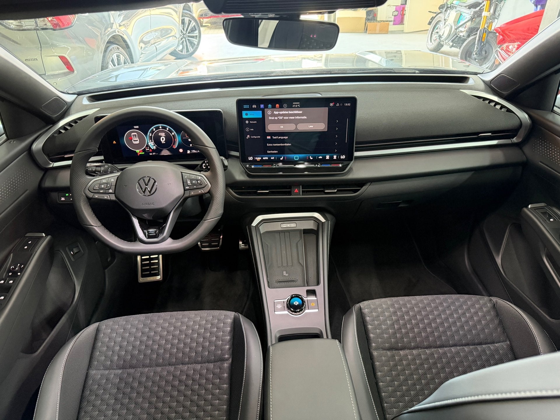 Foto 47 van Volkswagen T-ROC 1.5 eTsi R-Line First Edition Pano-IQ-KEYLE