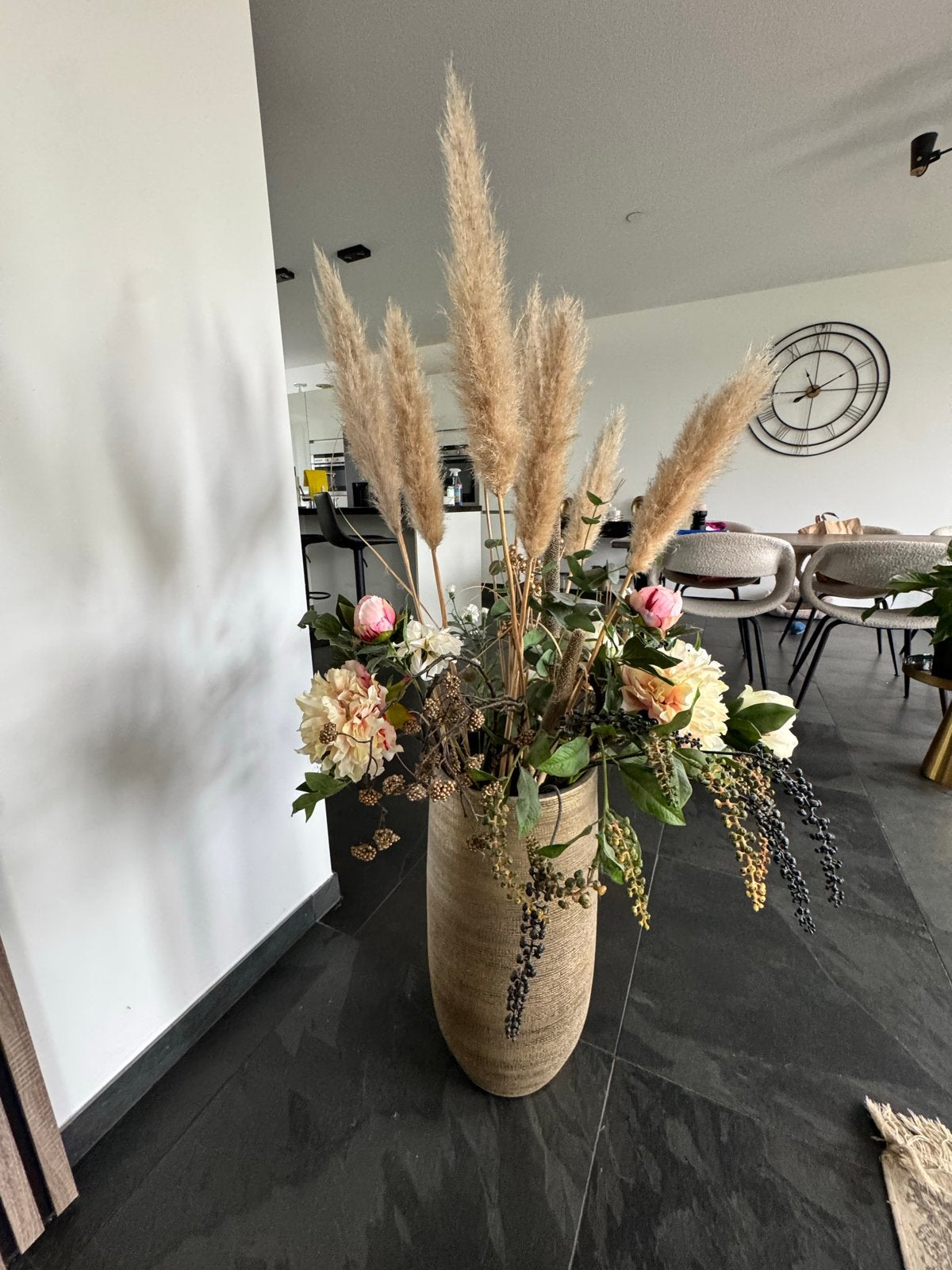 Grote vaas met kunstbloemen en pampasgras, Ophalen, Overige materialen, Gebruikt, Overige kleuren